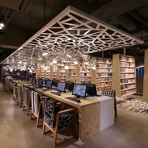  胶囊旅馆 伯斯奈特咖啡厅及胶囊旅馆